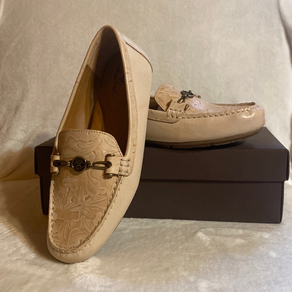 Patricia Nash, size 9, New in Box, natural color loafers